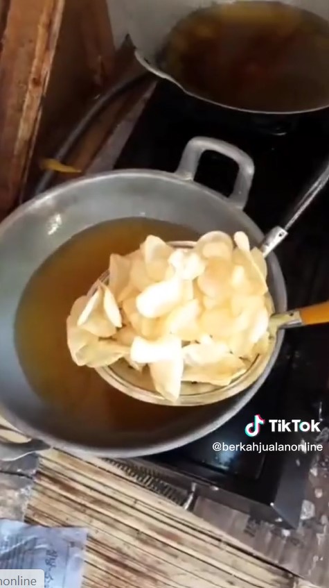 Trik menggoreng keripik singkong agar makin renyah dan tak lengket, cukup tambah 2 bahan