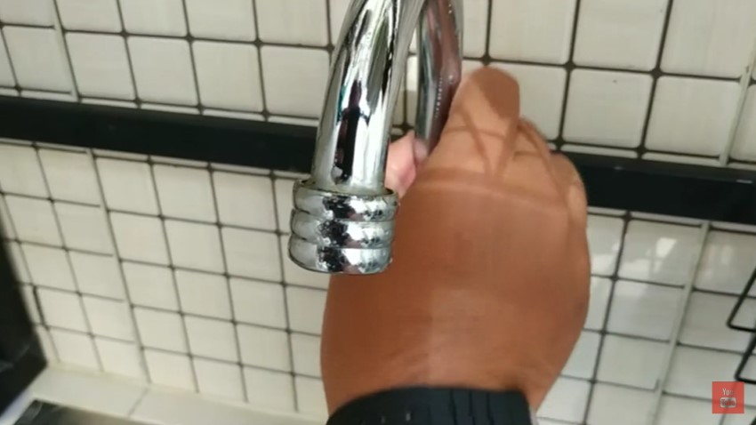 Bukan pakai kertas baking, ini cara sederhana atasi keran wastafel kusam cuma pakai 1 bahan