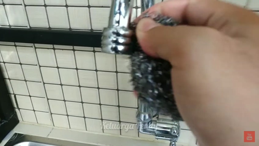 Bukan pakai kertas baking, ini cara sederhana atasi keran wastafel kusam cuma pakai 1 bahan