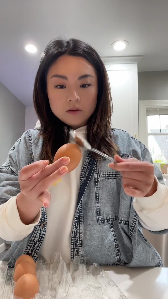 Tanpa air perasan jeruk nipis, ini trik merebus telur agar cangkangnya mudah dikupas