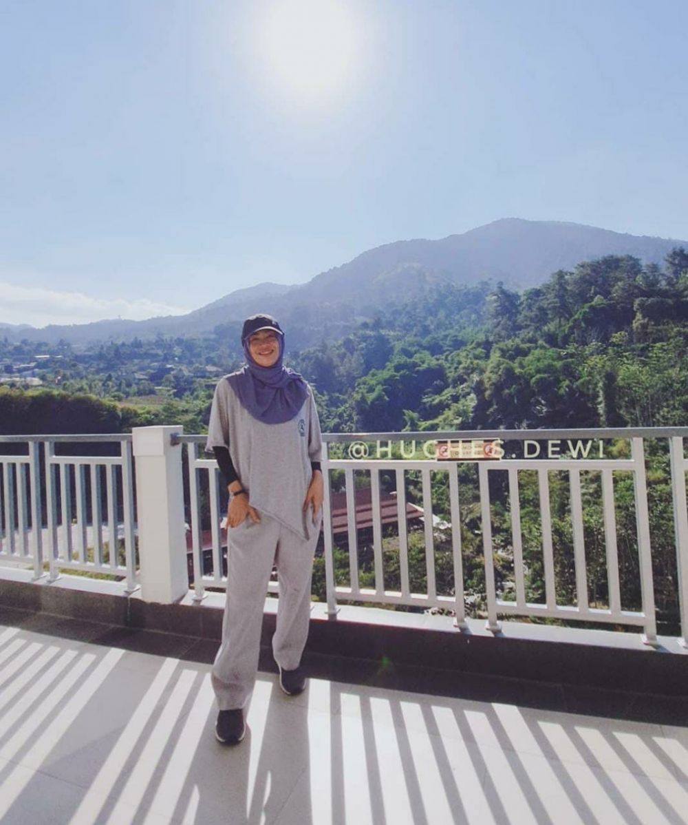 Presenter Dewi Hughes Istimewa