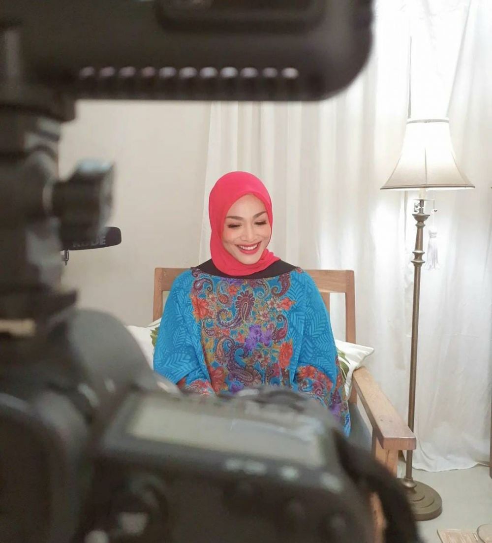 Presenter Dewi Hughes Istimewa