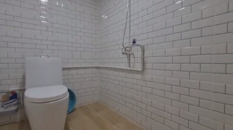 rumah kayu tampak mau roboh © TikTok/@pakornbuayam rumah kayu tampak mau roboh © TikTok/@pakornbuayam