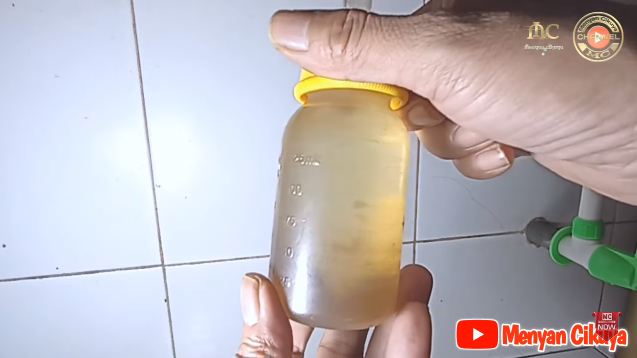 Bukan pakai air panas, ini cara mencuci botol susu bayi yang menguning pakai 2 bahan