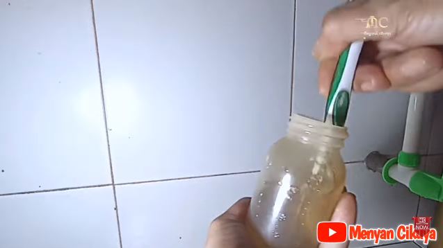 Bukan pakai air panas, ini cara mencuci botol susu bayi yang menguning pakai 2 bahan