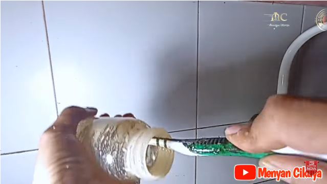 Bukan pakai air panas, ini cara mencuci botol susu bayi yang menguning pakai 2 bahan