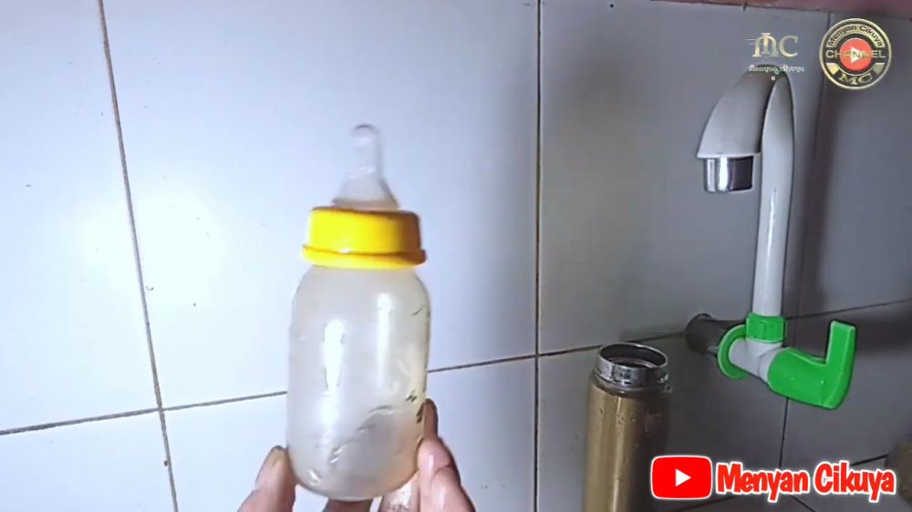 Bukan pakai air panas, ini cara mencuci botol susu bayi yang menguning pakai 2 bahan