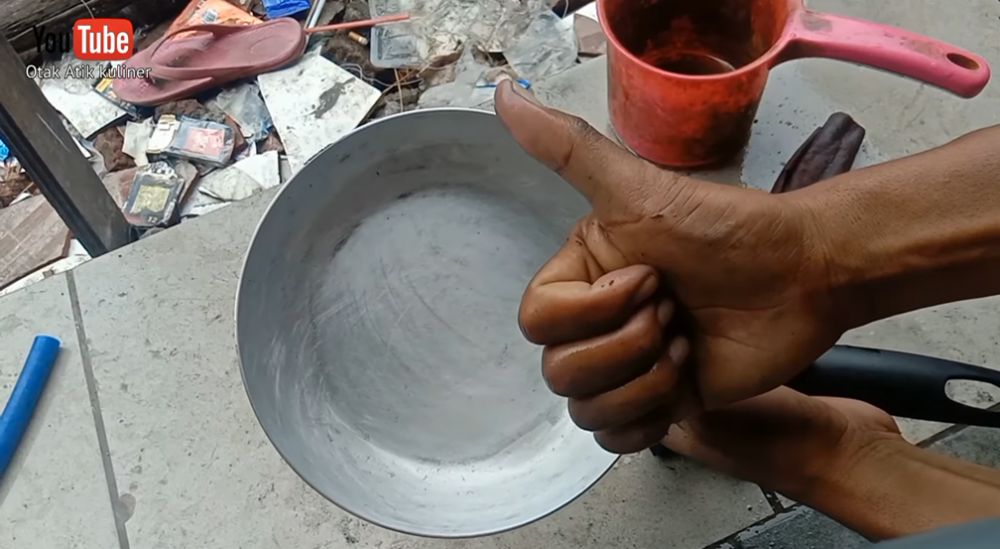 Cuma pakai 1 alat, begini cara bersihkan kerak gosong pada teflon
