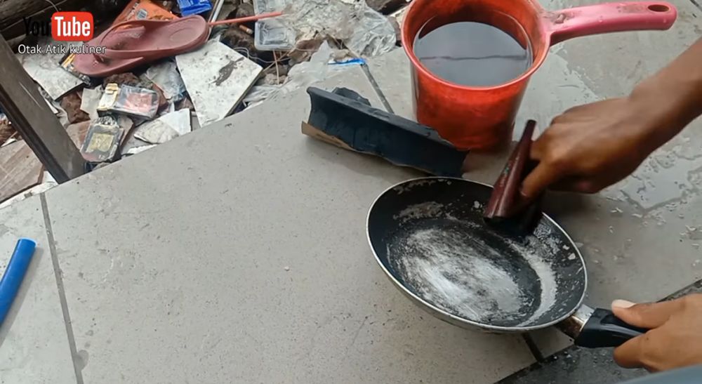 Cuma pakai 1 alat, begini cara bersihkan kerak gosong pada teflon