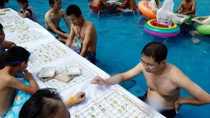 potret kocak orang main air Berbagai sumber