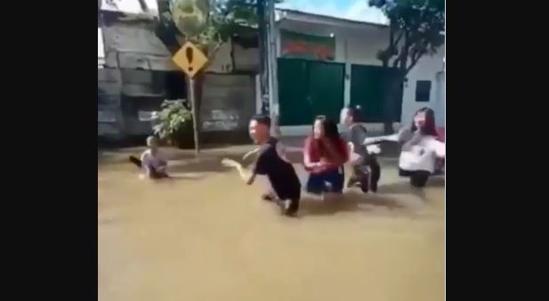 potret kocak orang main air Berbagai sumber