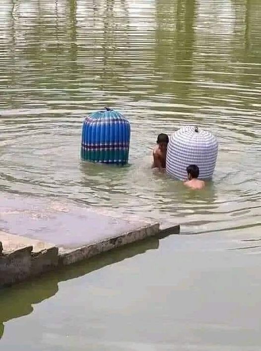 potret kocak orang main air Berbagai sumber