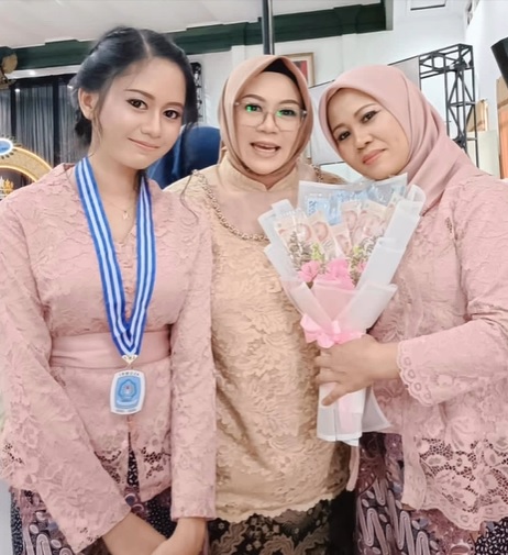 momen sus rini dampingi anak wisuda © berbagai sumber momen sus rini dampingi anak wisuda © berbagai sumber