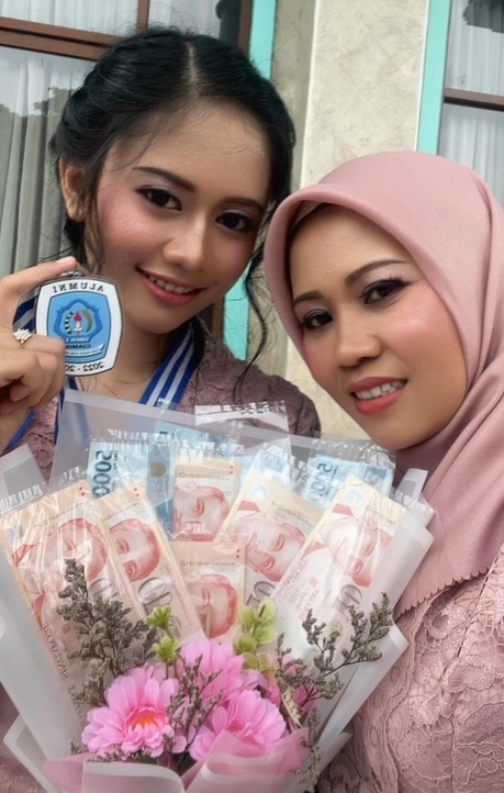 momen sus rini dampingi anak wisuda © berbagai sumber momen sus rini dampingi anak wisuda © berbagai sumber