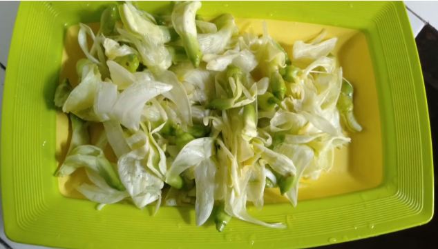 Tanpa perlu direbus, ini trik mengolah bunga turi agar enak dan tidak pahit saat disajikan