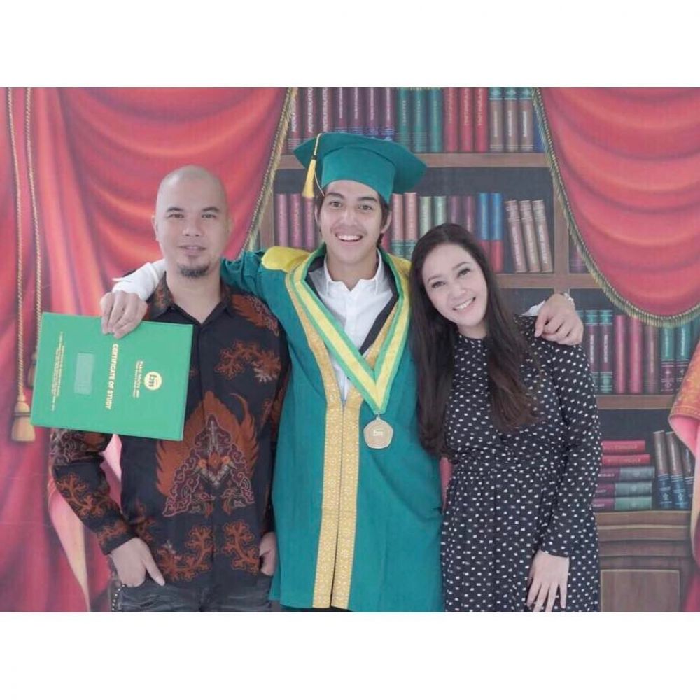 gaya seleb saat dampingi anak wisuda SMA © berbagai sumber