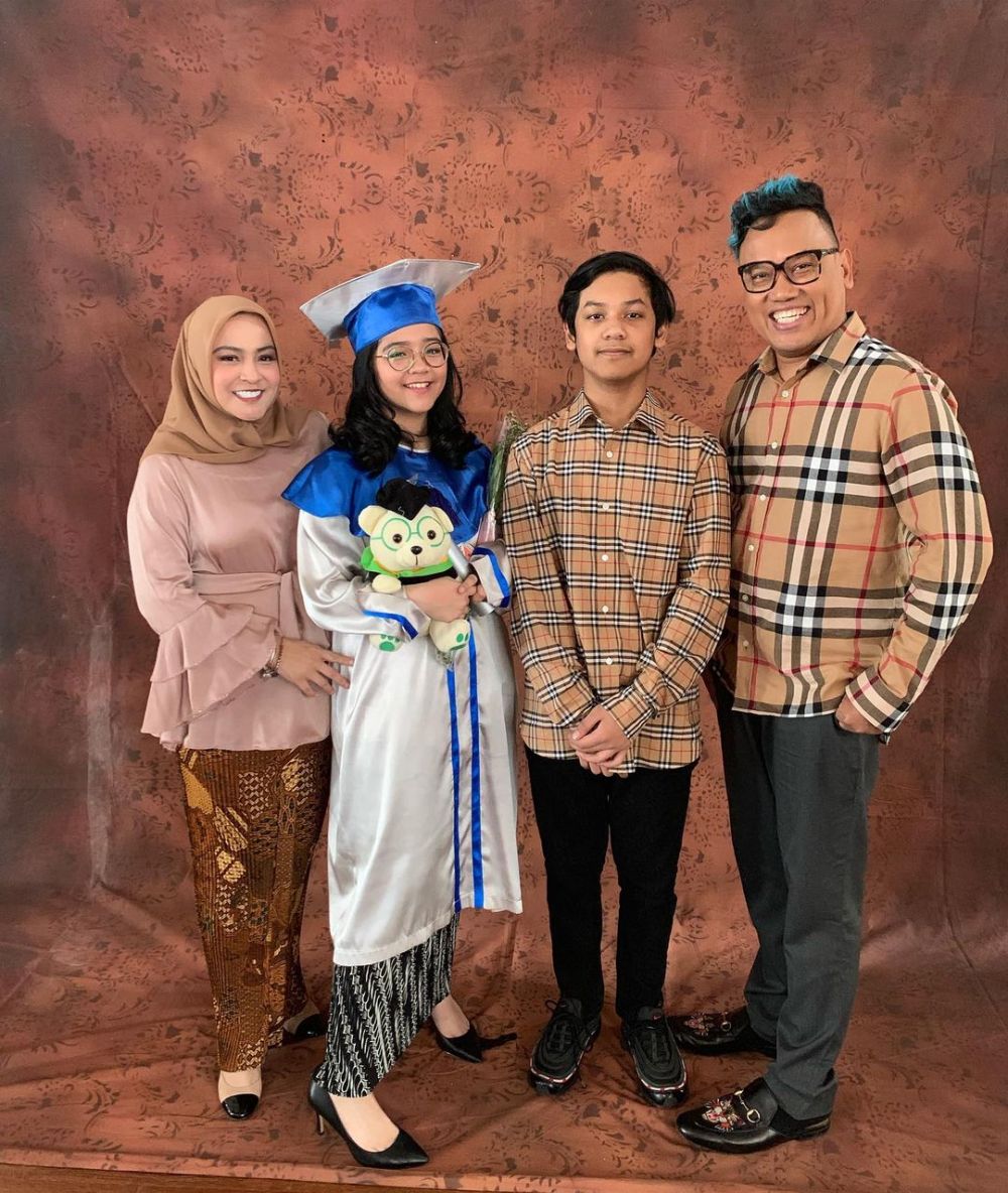 gaya seleb saat dampingi anak wisuda SMA © berbagai sumber