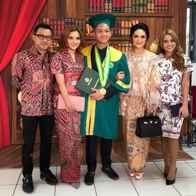 gaya seleb saat dampingi anak wisuda SMA © berbagai sumber