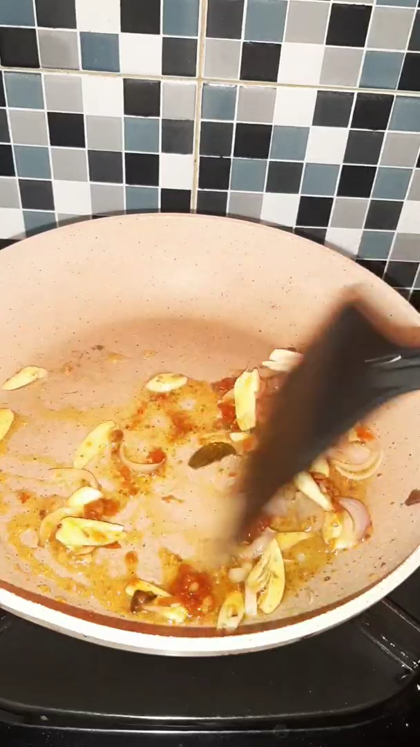 Pakai 1 bahan dapur, ini trik masak tumis kangkung agar makin nikmat dan tetap hijau tak berubah hitam