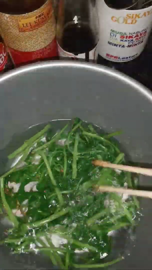 Pakai 1 bahan dapur, ini trik masak tumis kangkung agar makin nikmat dan tetap hijau tak berubah hitam