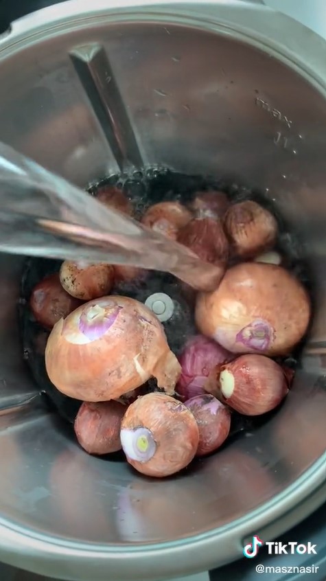 Tak perlu direndam, ini trik cepat mengupas bawang merah tanpa bikin mata perih