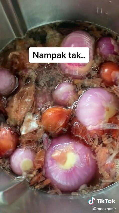 Tak perlu direndam, ini trik cepat mengupas bawang merah tanpa bikin mata perih