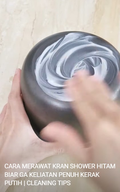 Trik bersihkan noda air di pantat panci rice cooker pakai 1 bahan, kinclong tanpa sabun