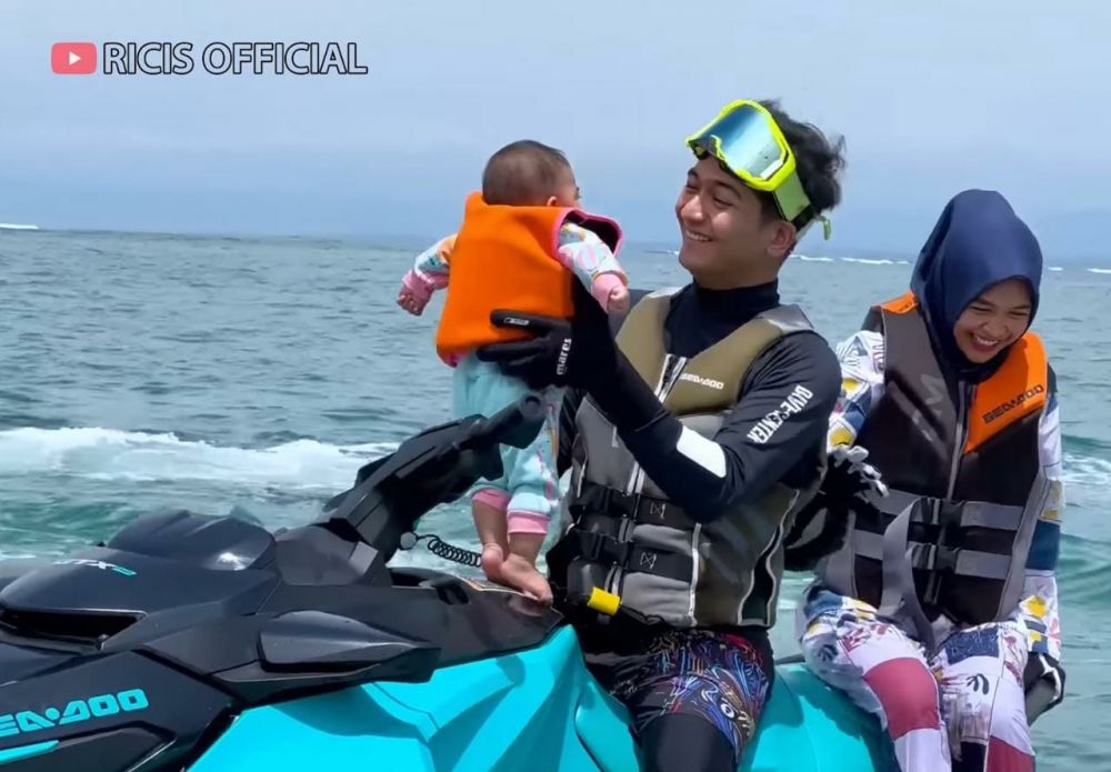 Moana ikut main jetski Istimewa