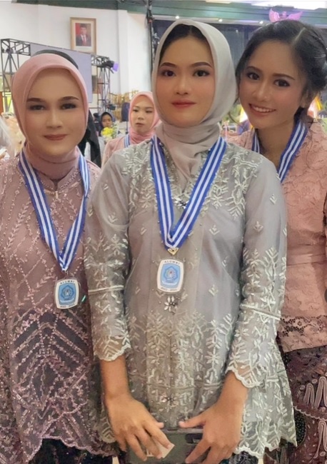 potret anak sus rini baru lulus SMA © berbagai sumber