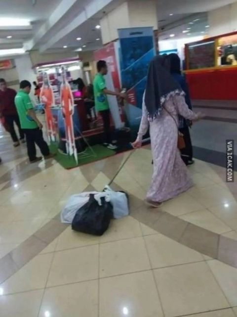 Potret kocak emak-emak saat berbelanja © berbagai sumber