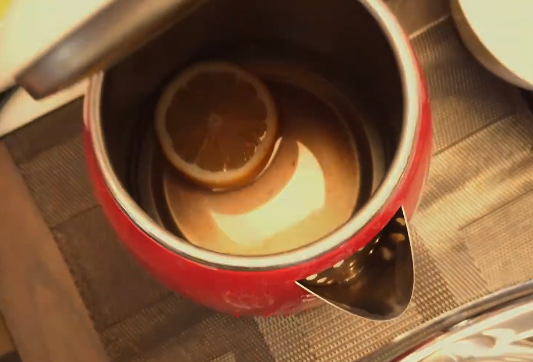 Tanpa digosok, ini cara ampuh bersihkan kerak teko listrik dengan cepat cuma pakai 1 bahan dapur