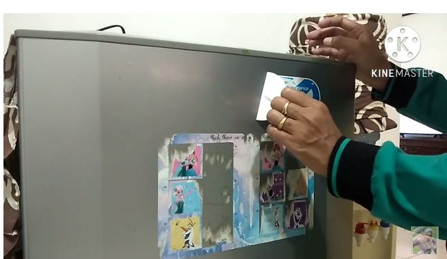 Bukan pakai sampo, ini cara mudah hilangkan bekas stiker di pintu kulkas cuma pakai 2 bahan