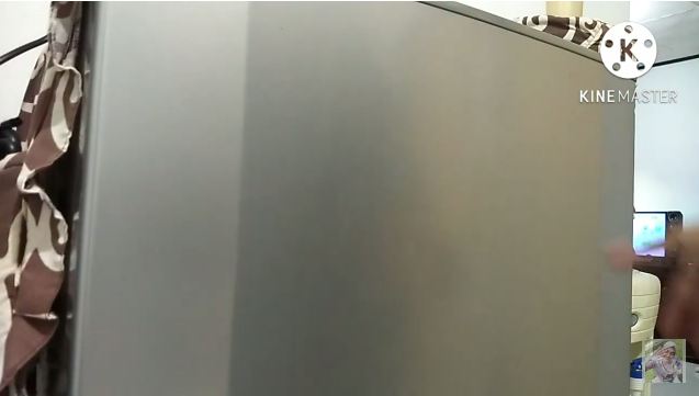 Bukan pakai sampo, ini cara mudah hilangkan bekas stiker di pintu kulkas cuma pakai 2 bahan