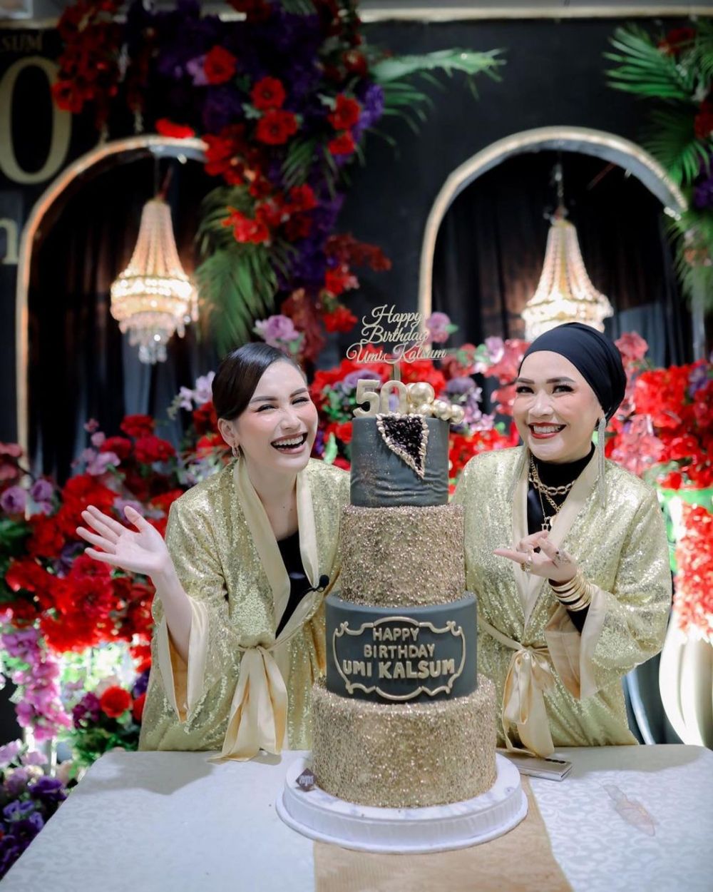 gaya heboh umi kalsum pakai perhiasan © berbagai sumber gaya heboh umi kalsum pakai perhiasan © berbagai sumber