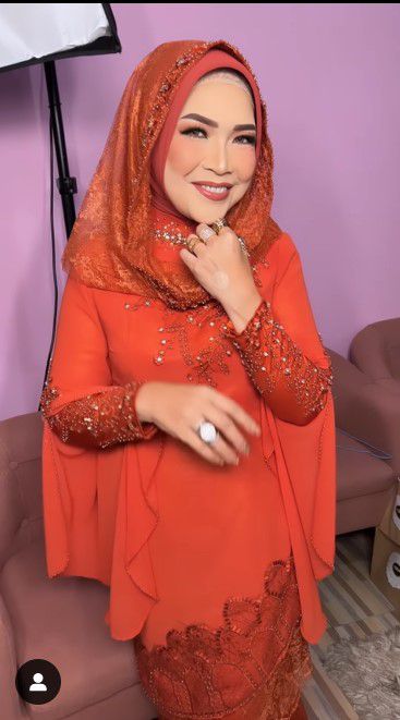 gaya heboh umi kalsum pakai perhiasan © berbagai sumber gaya heboh umi kalsum pakai perhiasan © berbagai sumber