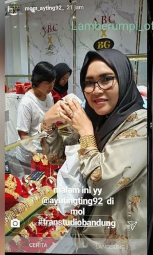 gaya heboh umi kalsum pakai perhiasan © berbagai sumber gaya heboh umi kalsum pakai perhiasan © berbagai sumber