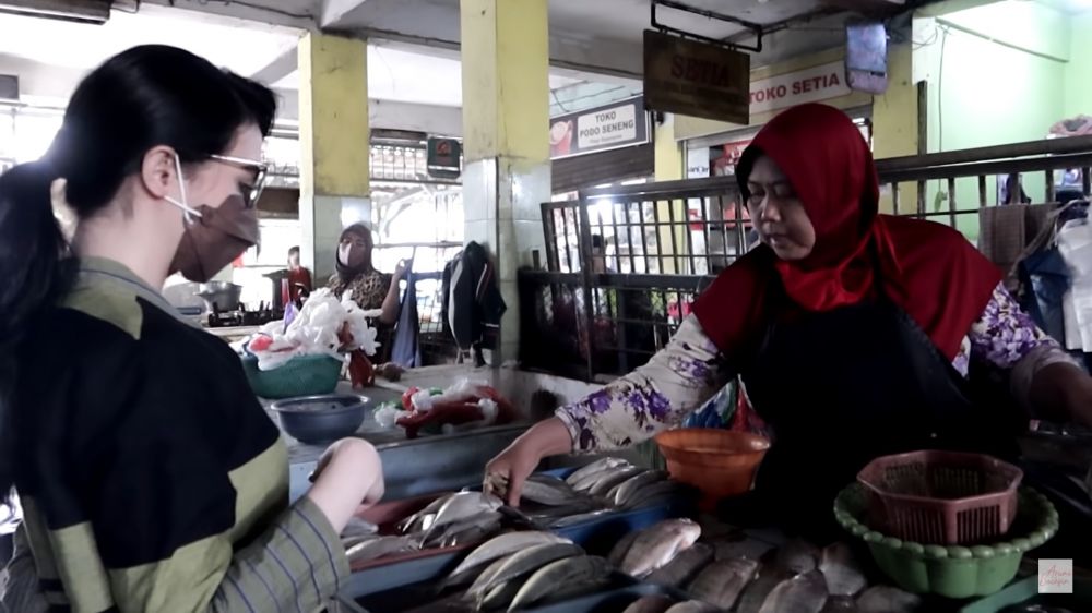 gaya seleb ke pasar meski punya suami tajir © berbagai sumber