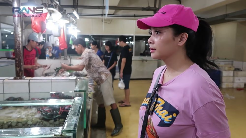 gaya seleb ke pasar meski punya suami tajir © berbagai sumber