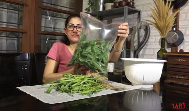 Tanpa direndam air, begini trik simpan sayur kangkung agar awet 1 minggu