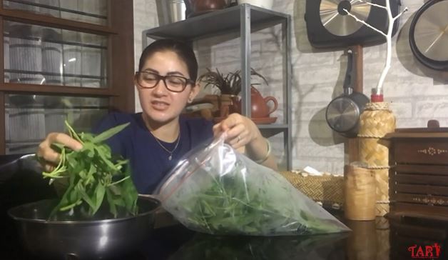 Tanpa direndam air, begini trik simpan sayur kangkung agar awet 1 minggu