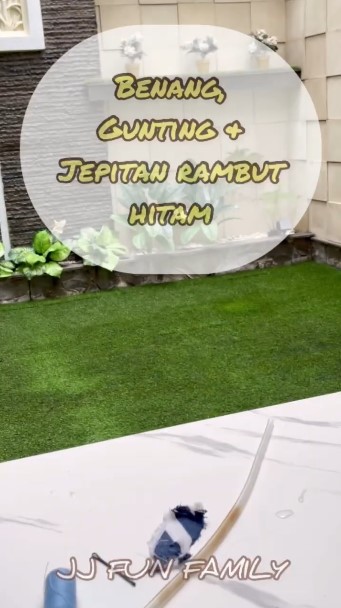 Tanpa direndam, begini cara bersihkan lumut di selang pompa air galon agar kinclong lagi