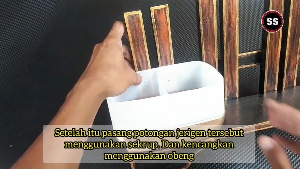 Cara unik bikin rak bumbu dapur dari jerigen bekas, ekonomis dan mudah ditiru