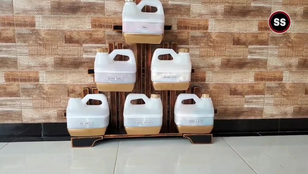 Cara unik bikin rak bumbu dapur dari jerigen bekas, ekonomis dan mudah ditiru