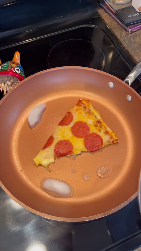 Tanpa microwave, ini trik menghangatkan pizza agar tetap enak dan teksturnya empuk saat dimakan