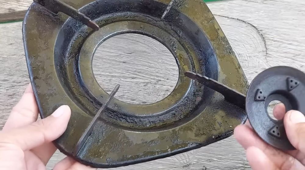 Tanpa direndam, begini cara bersihkan kerak di tungku kompor gas pakai 2 bahan