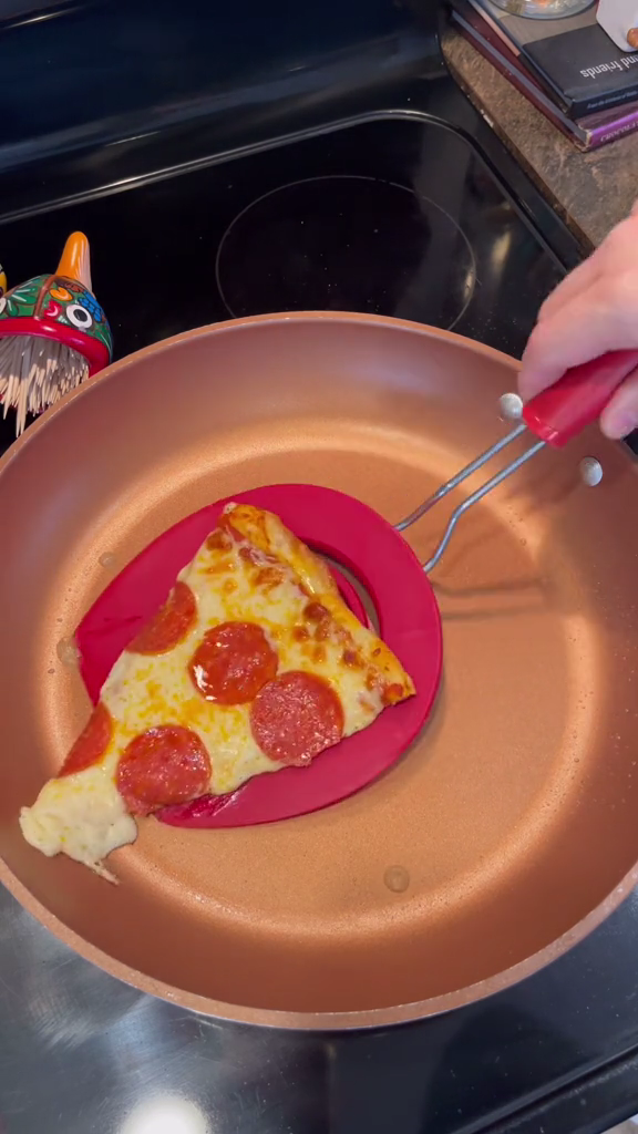 Tanpa microwave, ini trik menghangatkan pizza agar tetap enak dan teksturnya empuk saat dimakan