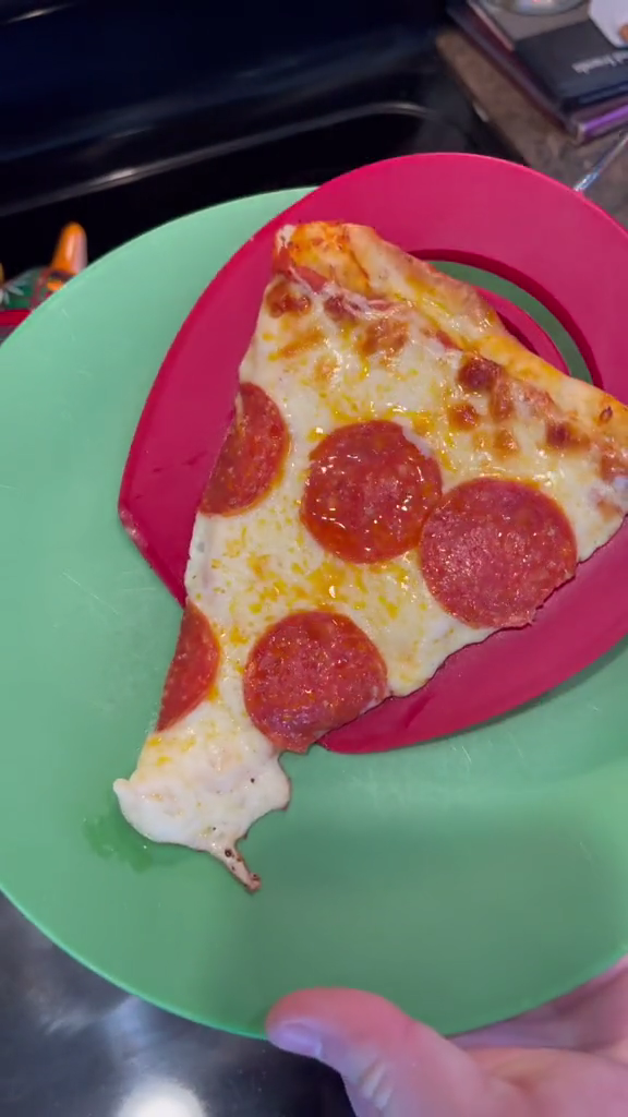 Tanpa microwave, ini trik menghangatkan pizza agar tetap enak dan teksturnya empuk saat dimakan