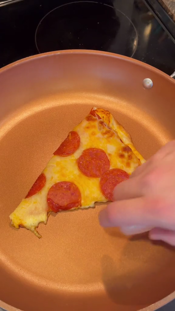 Tanpa microwave, ini trik menghangatkan pizza agar tetap enak dan teksturnya empuk saat dimakan