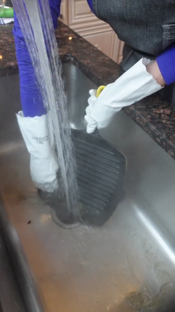 Tanpa sabun, ini trik hilangkan kerak gosong di grill pan agar bersih seperti baru