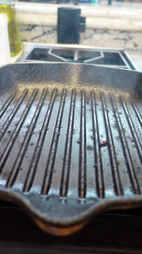 Tanpa sabun, ini trik hilangkan kerak gosong di grill pan agar bersih seperti baru